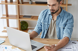 ein mann arbeitet am laptop