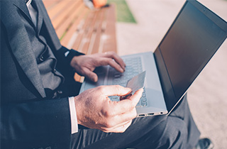 ein mann bezahlt online