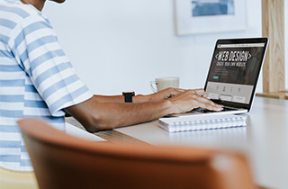 ein mann arbeitet am laptop