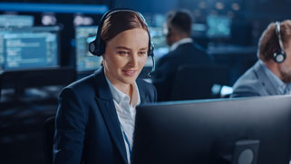 eine frau arbeitet im kundensupport