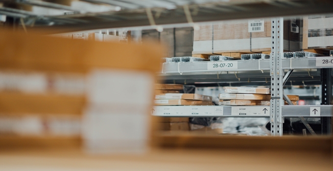 Lager im Hintergrund