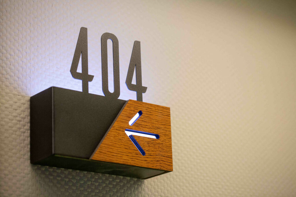 Türschild mit der Zahl „404“