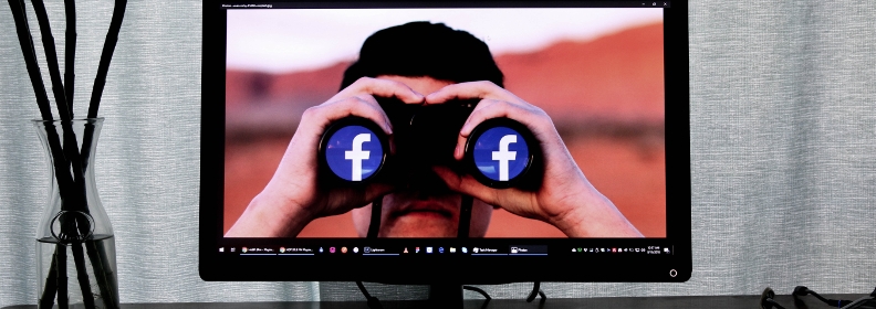 Facebook Logo auf Bildschirm