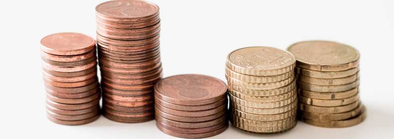 Centmünzen aufgetürmt