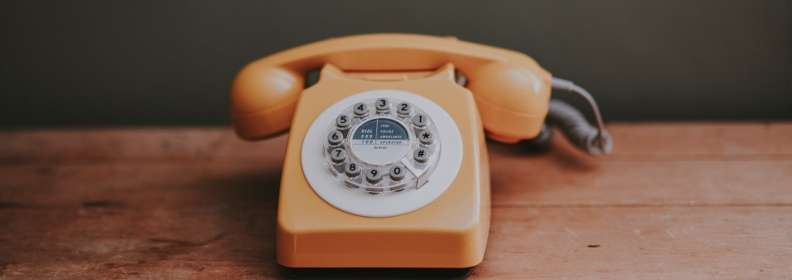 Telefon auf Holztisch