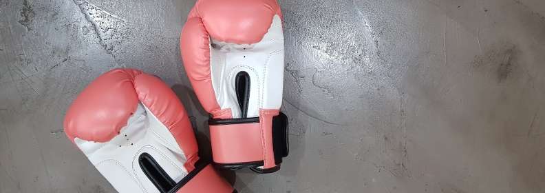 Boxhandschuhe auf dem Boden