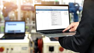 ein mann hält einen laptop