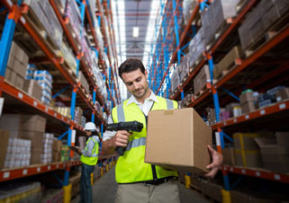 lager mitarbeiter scannt ein karton