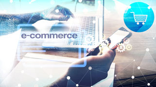 ein mann hält handy in der hand