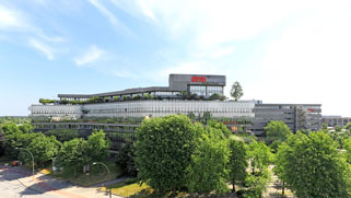 Modernes Bürogebäude mit Bäumen