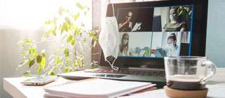 Arbeitsplatz mit Maske und Laptop