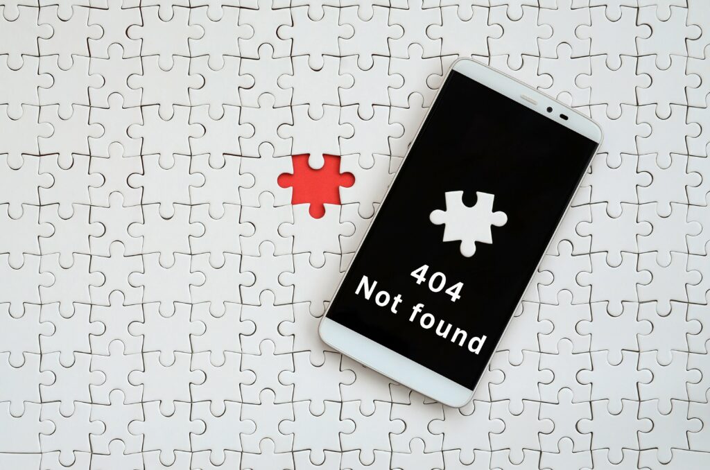 Puzzle mit fehlendem Teil und Smartphone-Display „404 Not found“