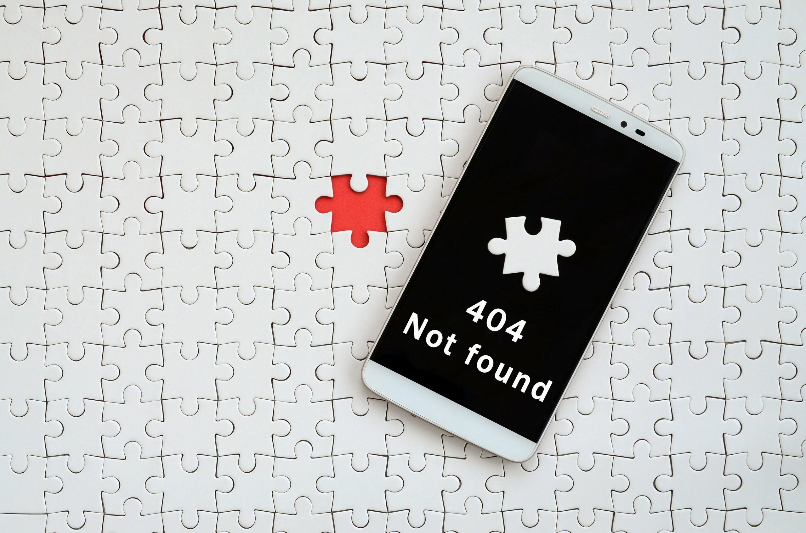 Puzzle mit fehlendem Teil und Smartphone-Display „404 Not found“