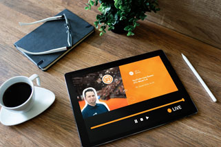 ein tablet liegt auf dem tisch