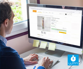 ein mann arbeitet am computer