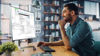 ein mann schaut auf computer