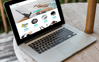 ein laptop steht auf dem tisch