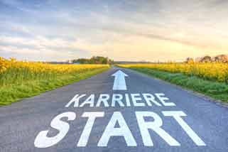 Schriftzug „Karriere Start“ auf Straße gemalt