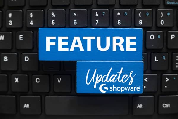 Computertastatur mit blauem Button „FEATURE Updates shopware“