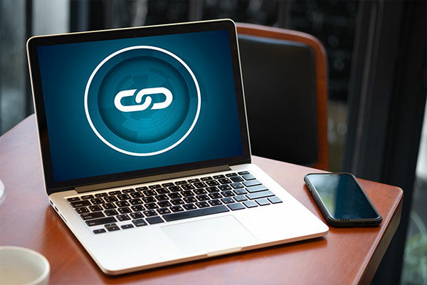 Laptop mit Bildschirm zeigt Link-Symbol