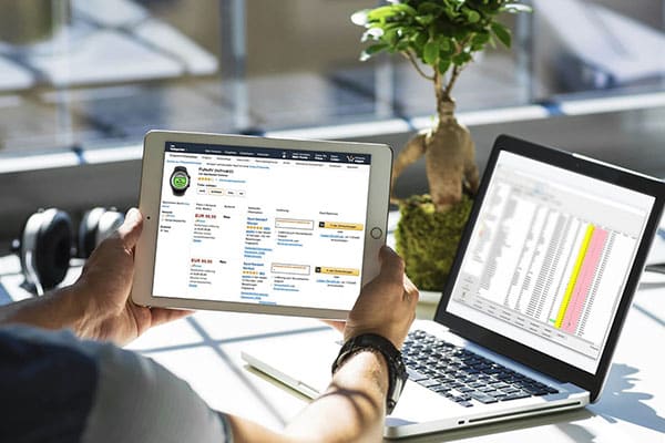 Person zeigt Website auf Laptop-Bildschirm