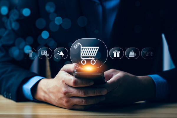 Bild eines Mannes, der am Handy einen Online-Shop besucht