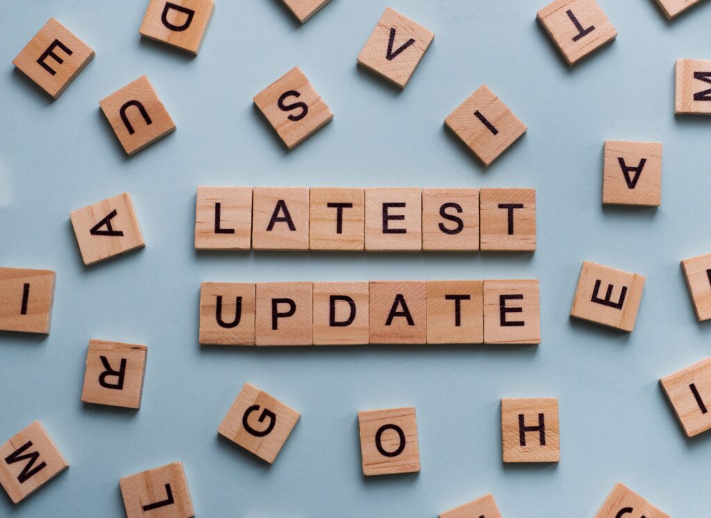 Buchstaben-Würfel mit Schriftzug „LATEST UPDATE“