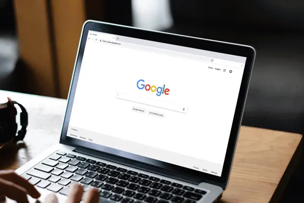 Laptop mit geöffneter Google-Startseite