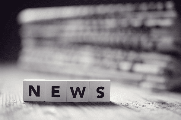 Schwarz-weißes Foto mit Schrift „NEWS“