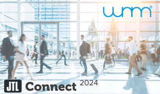 Menschen auf Messe mit wnm® Connect 2024 Logo