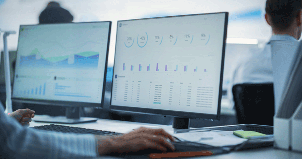 Computerbildschirm mit Diagrammen und Statistiken