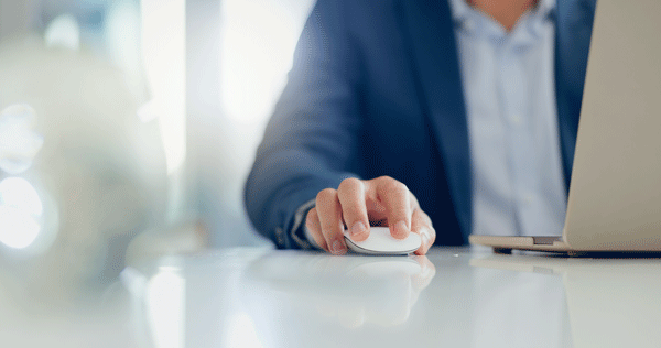 Geschäftsmann im Anzug arbeitet am Schreibtisch