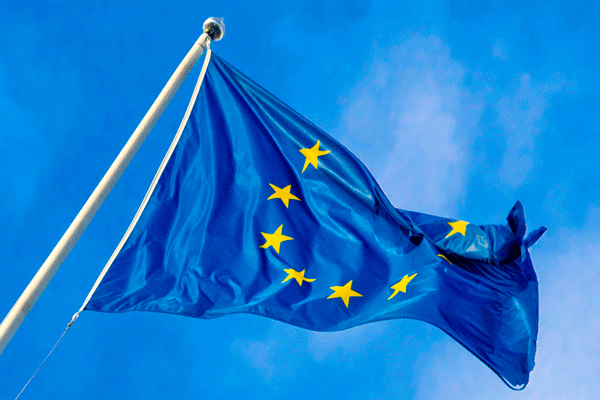 Europaflagge im Wind vor blauem Himmel