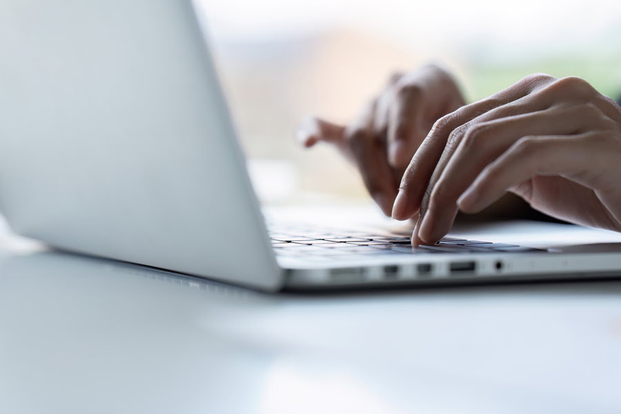 Eine Frau tippt auf der Tastatur