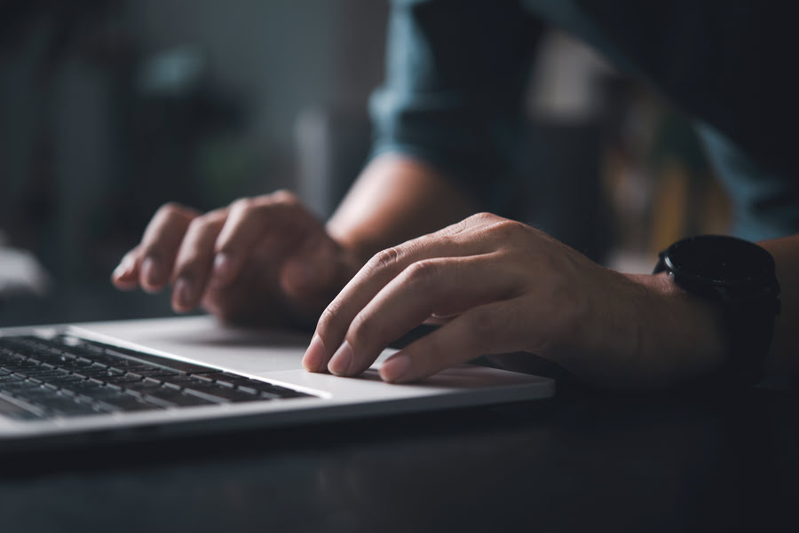 Hände tippen auf der tastatur