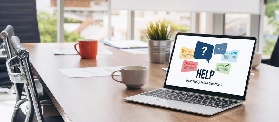 Laptop auf Schreibtisch mit geöffnetem Marketing-Dashboard