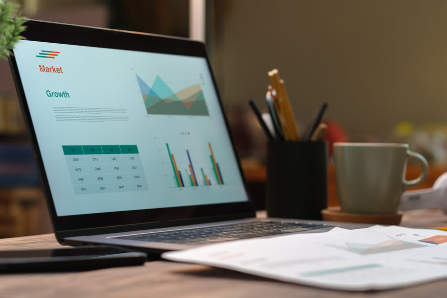 ein laptop steht auf dem tisch