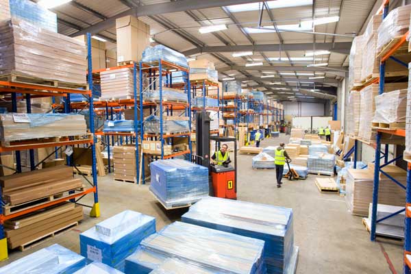 Lagerarbeitern,-die-Paletten-bewegen.