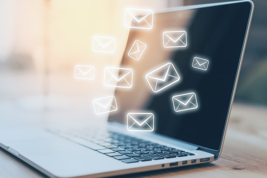 ein laptop steht auf dem arbeitstisch